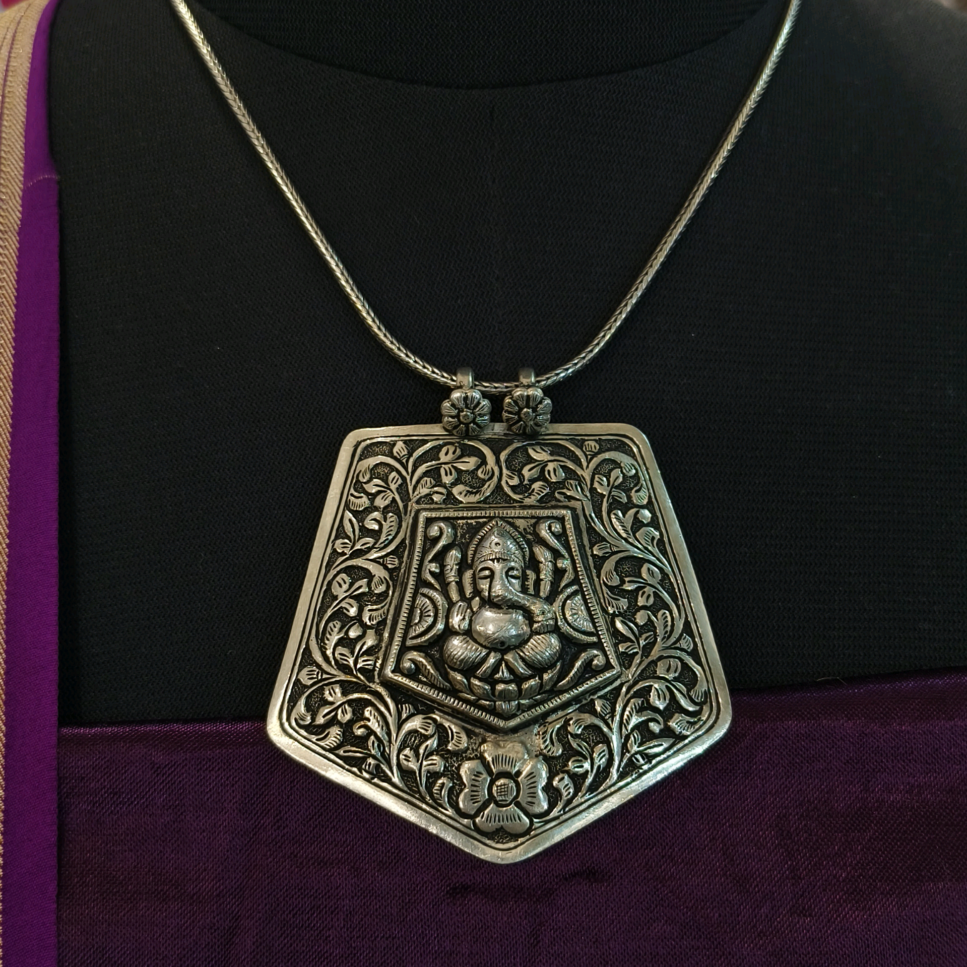 Kaara Pentagon Chitai Pendant